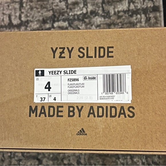 Yeezy Slides 🤎 - Picture 5 of 5